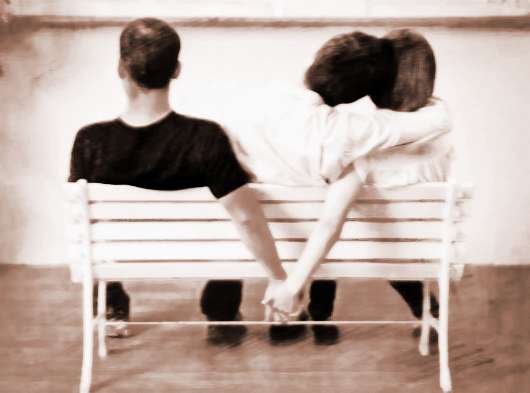 容易陷入三角戀的八字特征