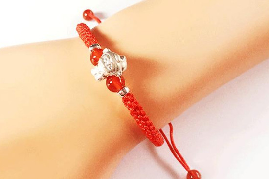 本命年龍女生佩戴紅繩戴哪個(gè)手上比較好