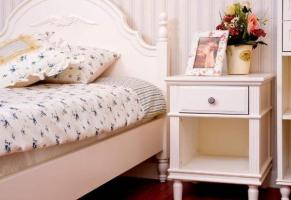 床頭柜上擺放什么最好