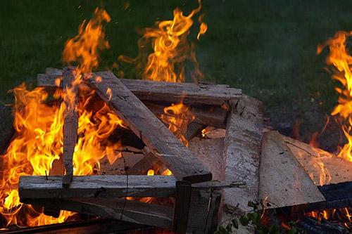 夢(mèng)見東西被火燒了是什么意思 夢(mèng)見東西被火燒了是什么意思