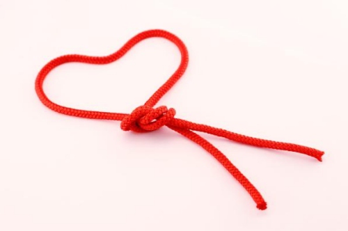 枕頭下放紅繩真能招桃花嗎 枕頭下放紅繩真能招桃花嗎