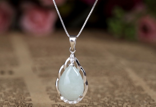 雞人戴滴水吊墜最忌三種顏色是什么