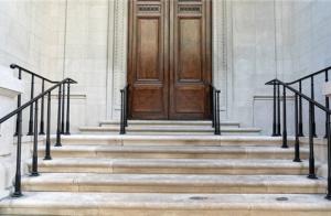 門對(duì)著樓梯口好不好有什么破解方法