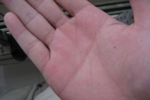 右手?jǐn)嗾婆送蜻€是克夫