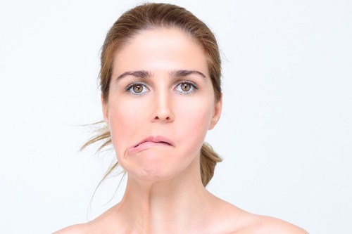 嘴巴歪的女人面相代表什么