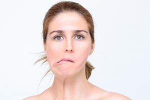 嘴巴歪的女人面相代表什么