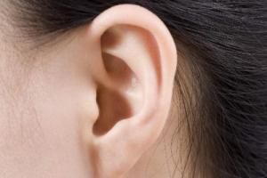 女人耳朵薄代表什么意思