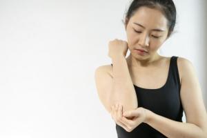 右手臂上有一顆痣代表什么